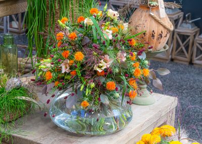 bunter Blumenstrauß in Glasvase